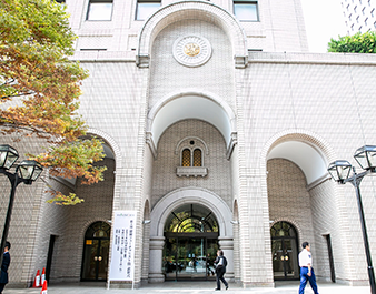 会場:如水会館
