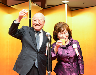 選考委員の 北野 大様と第2回受賞者 神田 さち子様のお二方で乾杯
